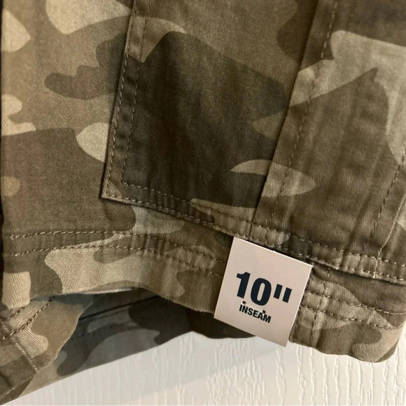 George Men’s At The Knee Cargo Shorts Green Camo 10” Inseam Size 44 NWT - Picture 2 of 7